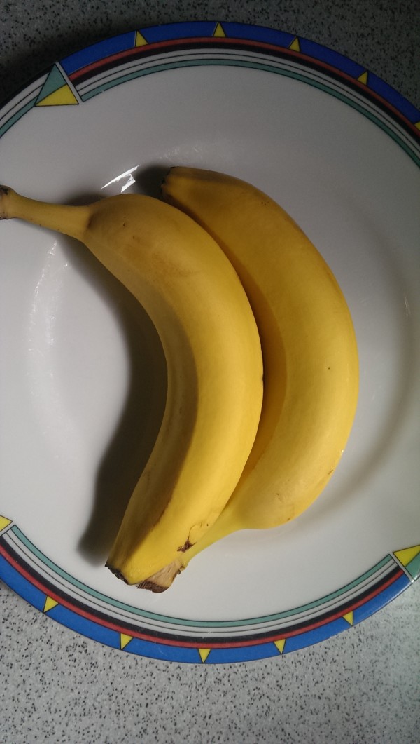 zwei frische Bananen