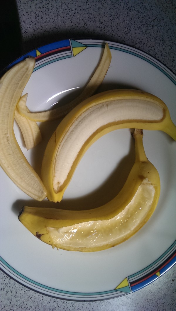 Stück aus der Banane schneiden