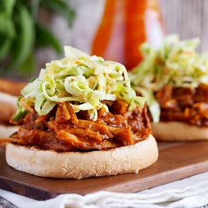 krautsalat und pulled pork auf dem burger