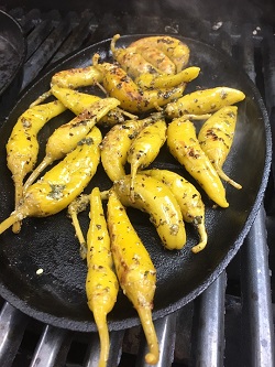 perfekte gegrillte peperoni