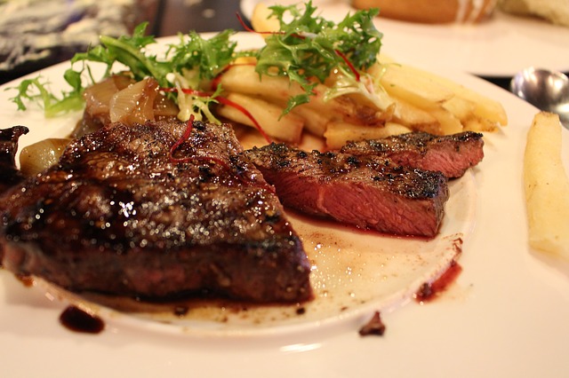 steak-mit-scharfem-messer-aufgeschnitten