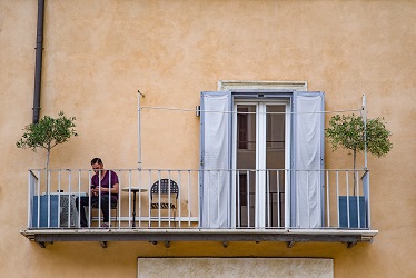 grillen auf dem balkon