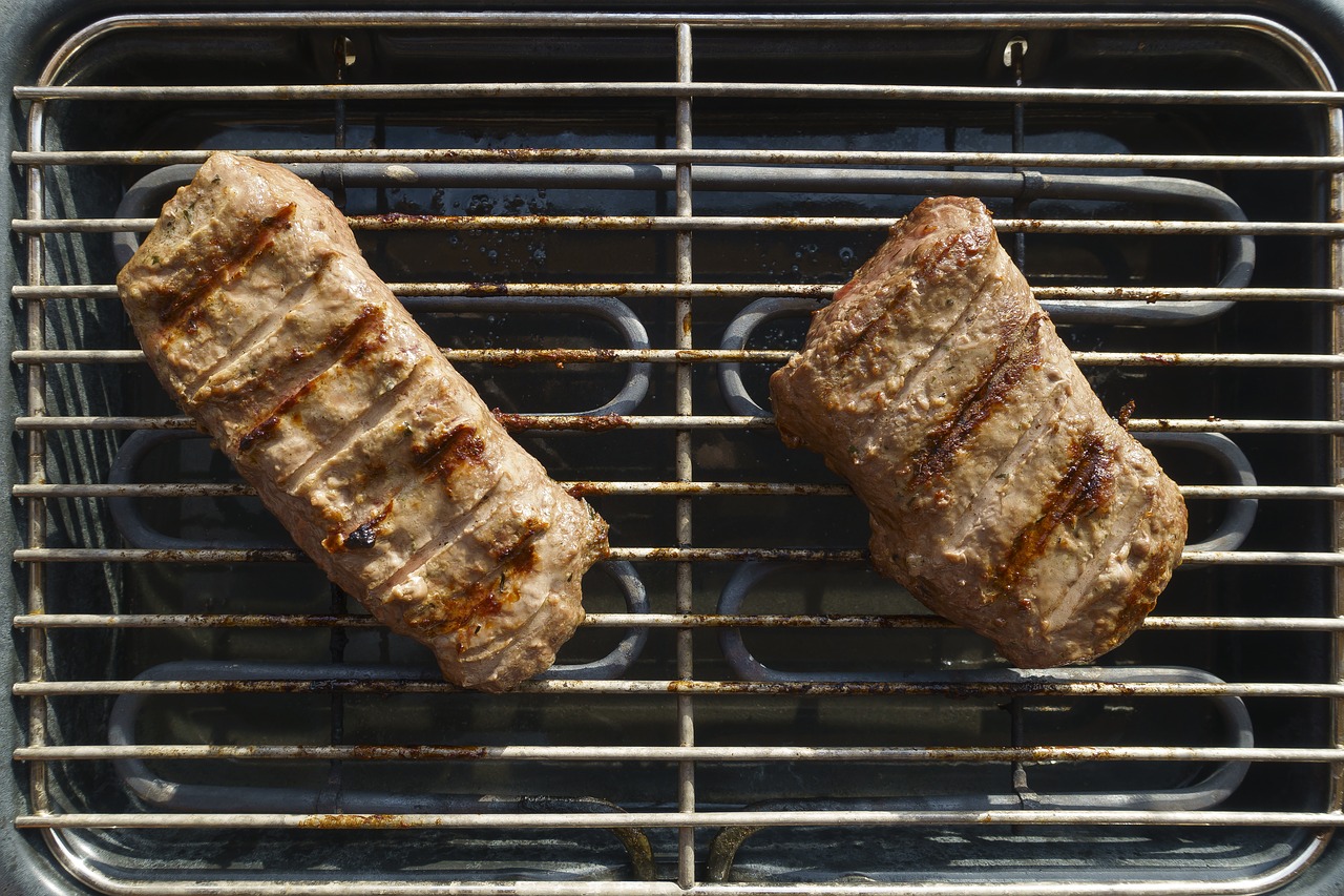 Elektrogrill mit Fleisch von oben