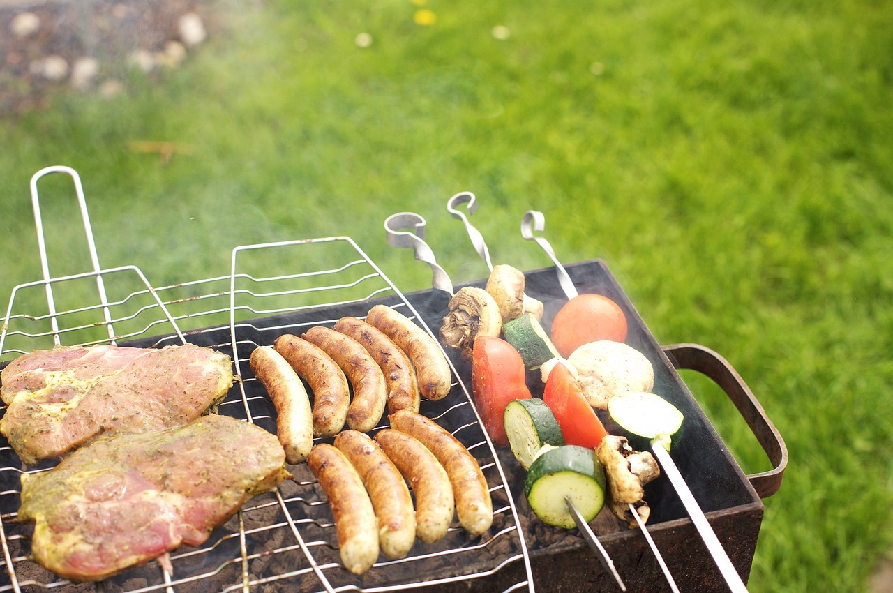 Grillen im Garten mit mobilem Grill