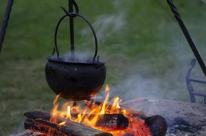 Dutch Oven auf dem Gasgrill: Bereits früher schon hat man mit einem Gusstopf über dem Grill gekocht